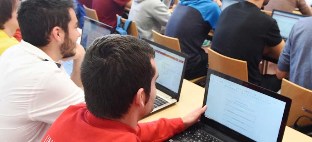 Estudiantes de la UMU usan el portátil en clase.