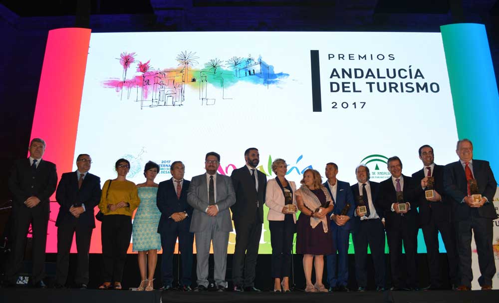 El consejero con los ganadores de los Premios Andalucía Turismo 2017.