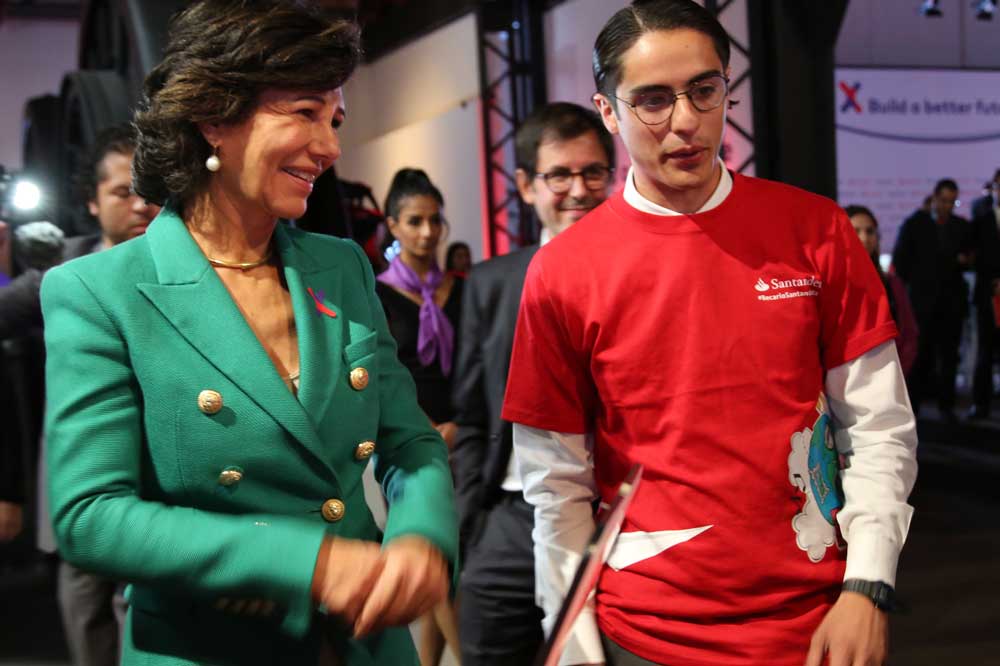 La presidenta de Banco Santander, Ana Botín, con un emprendedor durante la presentación de Santander X.