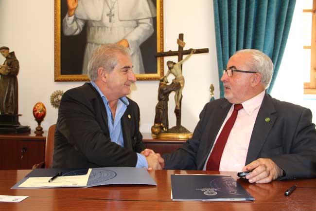 El presidente de la UCAM, José Luis Mendoza (derecha), en la firma del convenio.