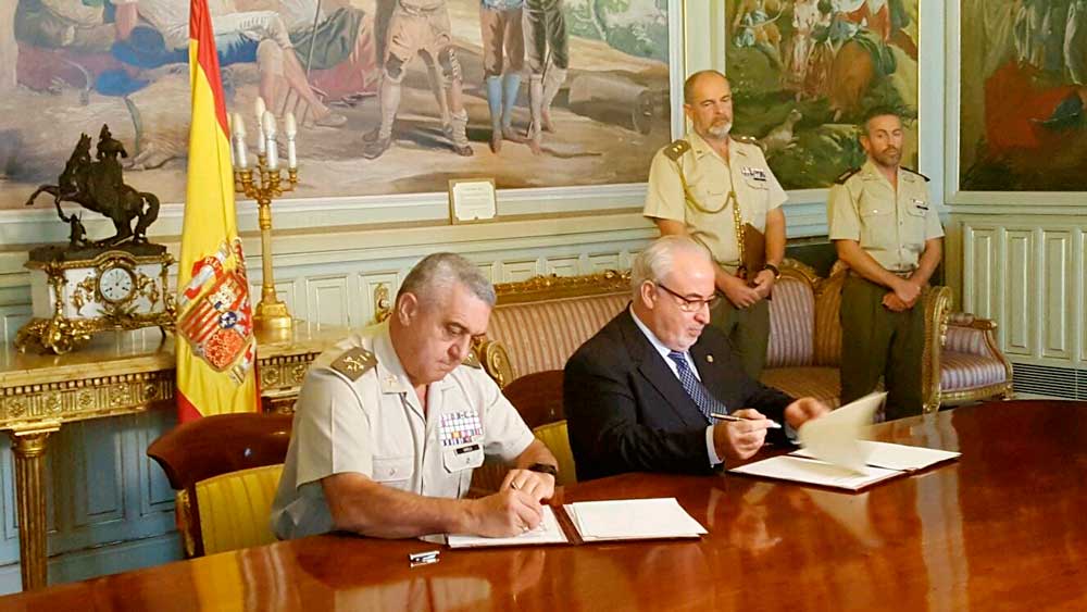 Rúbrica del acuerdo entre la UCAM y Defensa. 