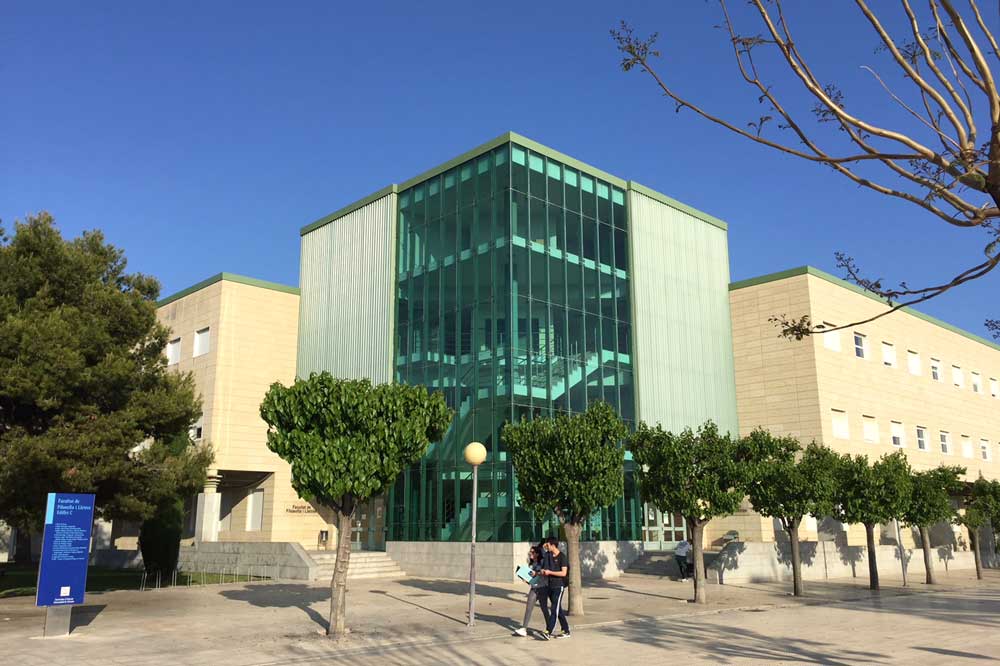 Facultad de Filosofía y Letras de la Universidad de Alicante, cuyos títulos aparecen en la Guía de Grados de Nova Ciencia. 