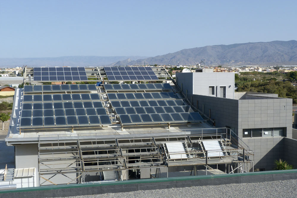 Placas solares del edificio CIESOL de la Universidad de Almería.