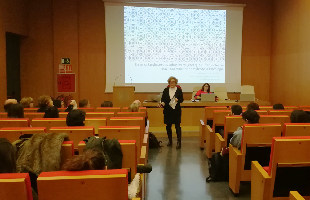 María Jesús Cala, de la Universidad de Sevilla, analizó los mitos de la violencia de género en la XV Semana de la Psicología de la UAL. 