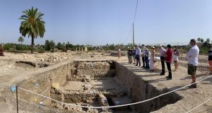El Ayuntamiento de Elche y la Universidad de Alicante se interesan por el fin de la excavación Domus-La Alcudia en el último día de trabajo de campo