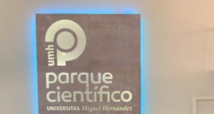 La subdelegada del Gobierno en Alicante visita el Parque Científico de la UMH