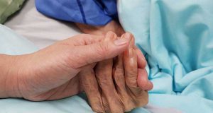 Quiénes solicitan la eutanasia en España: Sanidad lo desvela en un informe detallado