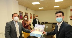 La UA entrega el título al primer graduado el el doble grado internacional en Derecho entre la UA y UNIVALI