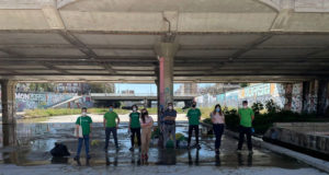 Voluntarios de la UMA retiran 300 kilos de basura del Guadalmedina