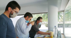 Alumnado de Gastronomía y Artes Culinarias de la UA preparan material divulgativo sobre el cangrejo azul