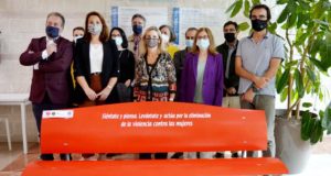 Bancos rojos en la UAL contra la violencia sobre las mujeres