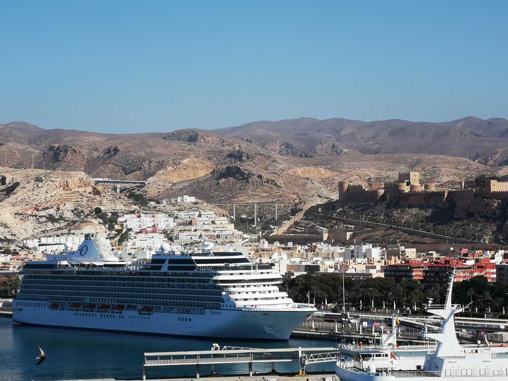 Un crucero en el Puerto de Almería. 