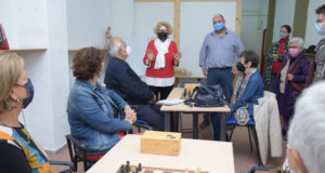 Jóvenes forman a mayores y mayores enseñan a jóvenes en un proyecto intergeneracional de la UPCT
