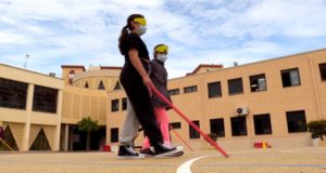 La UGR trabaja la empatía de escolares con una actividad de simulación de la ceguera