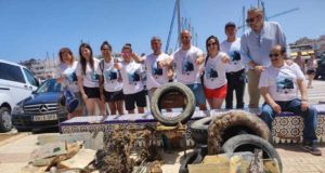 Voluntarios y buceadores limpian de basura humana ríos y el mar el Día Mundial de los Océanos