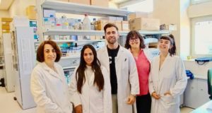 La molécula que es crucial para generar células que combaten el cáncer pero que puede generar leucemia