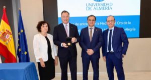 La Medalla de Oro de la UAL viaja a las estrellas con Miguel López-Alegría