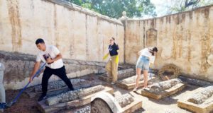 Estudiantes de la UMA miman el Cementerio Inglés de Málaga