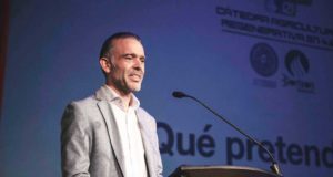 La divulgación sale del campus de la UAL y lleva la magia de la automática a pueblos de Almería