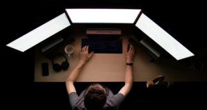El teletrabajo tiene sus riesgos: estos factores minan la moral de profesionales del sector tecnológico