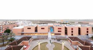 El centro de Enfermería de Sevilla en busca una universidad que lo acoja