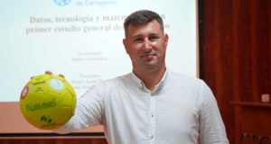 Algoritmos para optimizar los cambios en balonmano: tesis en la UPCT de un exjugador profesional