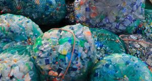Fabrican un aislante térmico con envases plásticos reciclados: han empleado microondas