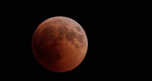 Cómo ver el eclipse y la Superluna de hoy martes
