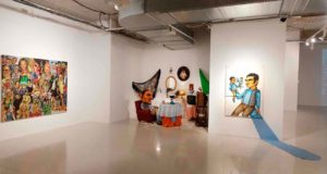 La cortina de Antonio, de Marcos Sevilla, en la sala de exposiciones de Bellas Artes de la UMA