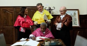 Saman Warnakulasuriya, investido Doctor Honoris Causa por la UGR