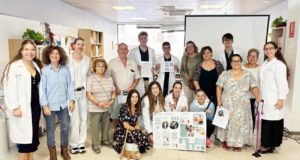 Estudiantes de Medicina y Fisioterapia de la UAL informan a pie de calle sobre osteoporosis durante el mes de octubre