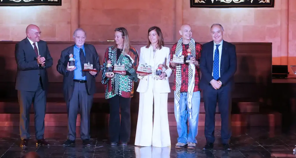 Fernando Méndez Leite, Odile Rodríguez de la Fuente, Rocío Hervella y Jesús Cifuentes con sus galardones de alumnos de honor de la UVA.