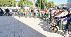 La UJA entrega las bicis eléctricas a los ganadores de sus concursos de movilidad sostenible