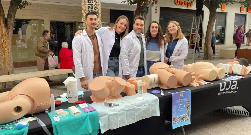 El director del Departamento de Enfermería, Juan Miguel Martínez Galiano, con estudiantes y profesores en un stand instalado en el centro de Jaén.