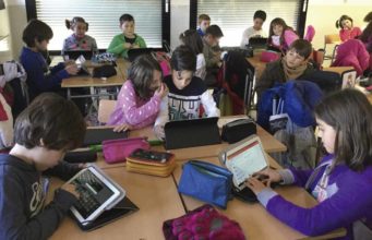 Más tecnología en las aulas no garantiza mejores resultados académicos