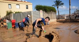 Voluntarios de la UCAM y la UCLM se han desplazado a Valencia para ayudar a los afectados por la DANA