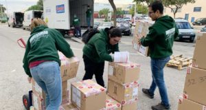 La UMH reparte en los municipios afectados por la DANA 3.300 botas donadas por la firma de los zuecos más famosos