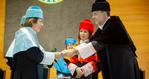 Raphael conquista la UJA: investido como Doctor Honoris Causa por su «incontestables» méritos artísticos