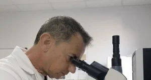Encuentran microplásticos en la membrana que recorre los pulmones