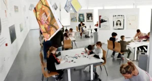 La UAL llena de vida dos de sus exposiciones con actividades literarias para escolares