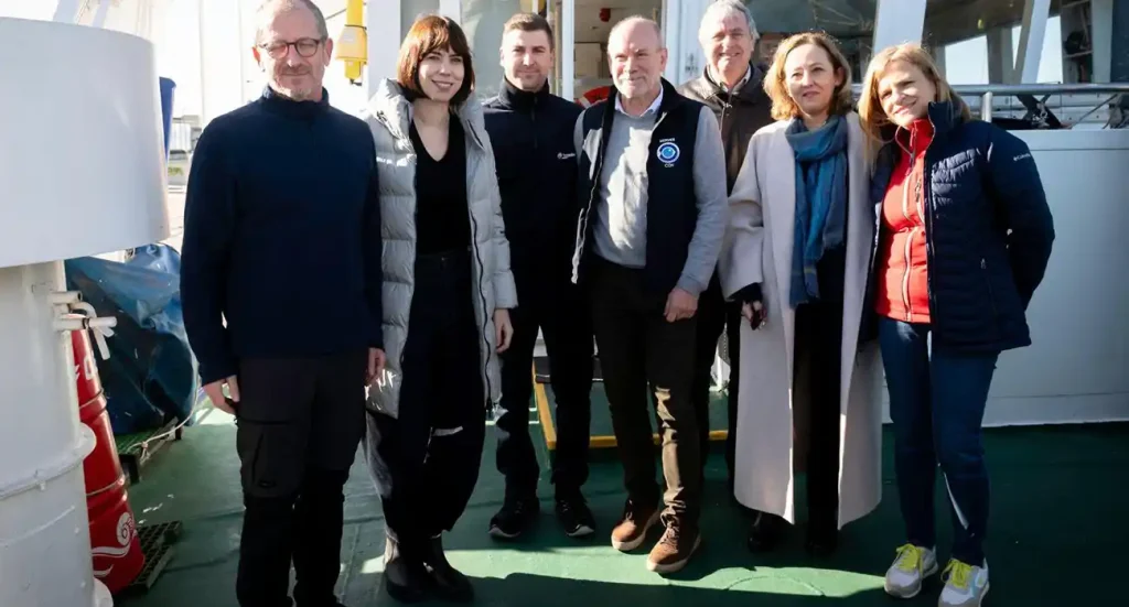 La ministra de Ciencia, Diana Morant, ha visitado el buque del IEO atracado en el Puerto de Valencia.