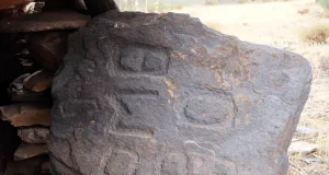 La Estela de Escúllar, la enigmática escritura sobre piedra encontrada en un pueblo de Almería