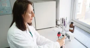 ¿Qué ocurre con la purpurina cuando cae por el desagüe?: la UPCT estudia si se degrada en el mar