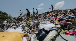 ¿Dónde acaba la ropa usada que echamos al contenedor? Te costará creerlo