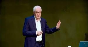 La Universidad de Chile rinde homenaje al catedrático emérito de la UA Marco Antonio López Cerdá