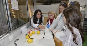 Un millar de escolares buscan la chispa de la ciencia en los laboratorios de la UCLM