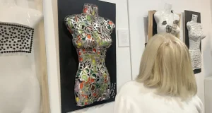 El Campus de Ciudad Real acoge la exposición “Arte a dos manos”, que incide en la salud mental