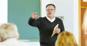 El escritor José M. Pérez Zúñiga comparte su experiencia en el taller de Microrrelato de la UJA