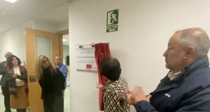 El profesor Ricardo Insausti da nombre a la sala de disección anatómica de Medicina de Albacete