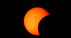 Cómo ver el eclipse de Sol de este sábado sin dejarte los ojos en el intento